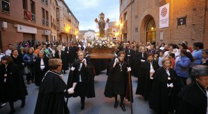 Salida desde la puerta del asilo de la procesión del Rosario de la Soledad. :: FRAN JIMÉNEZ
