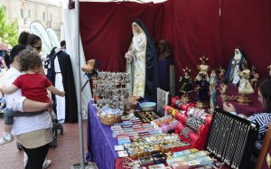 Uno de los expositores que participa en la Feria del Cofrade. :: FRAN JIMÉNEZ