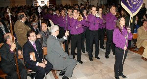 Los miembros de la banda de la cofradía de Medina del Campo entran en la iglesia de Cuéllar. :: MÓNICA RICO