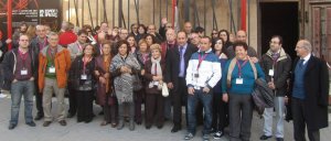 Los nazarenos posan en la entrada de la iglesia de Santiago de Medina de Rioseco. :: L. S.