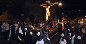 La procesión, al inicio de su recorrido tras salir de la iglesia de San Miguel. :: FRAN JIMÉNEZ