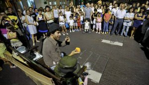 Los medinenses contemplan el teatro de calle de 2010. :: F. JIMÉNEZ