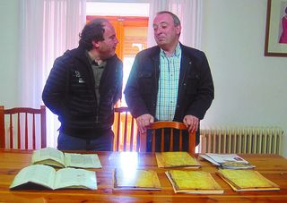 El alcalde de Rabanera, Tinín Elvira, y el concejal Luis Marcos exhiben los manuscritos. B.A.