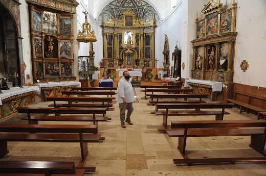 Alberto Alonso, concejal de Cultura en la localidad vallisoletana, muestra el interior del templo. / Rodrigo Jiménez