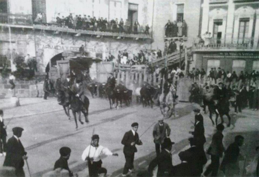 Septiembre 1910. Se puede observar a los caballistas contrario a otros días vestidos con trajes, y algunos con corbatas, ese día se metía pronto el encierro