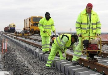 Obras de construcción de la línea de Alta Velocidad entre Olmedo y Zamora, a su paso por Medina del Campo. (Foto: Rubén Cacho)