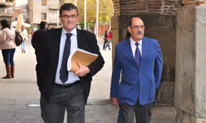 Crescencio Martin Pascual (a la derecha) acompañado de su abogado entra en los juzgados de Medina del Campo. / Fran Jiménez.