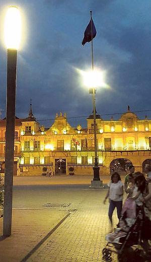 Iluminación del Ayuntamiento de Medina. / F. Jiménez