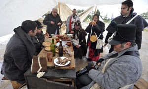 Varios actores, en la recreación de una tienda del campamento napoleónico. / F. JIMÉNEZ