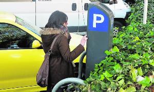 Una mujer saca un tique de la ORA en Medina del Campo. / F. Jiménez