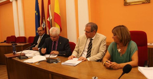 José Antonio Martínez Bermejo y Teresa López suscribiendo un acuerdo de colaboración y de transmisión de datos. FOTO: Europa Press