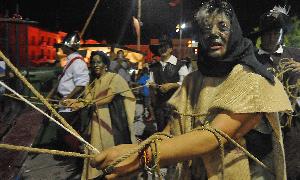 Captura de brujas por las calles de Medina. / Fran Jiménez