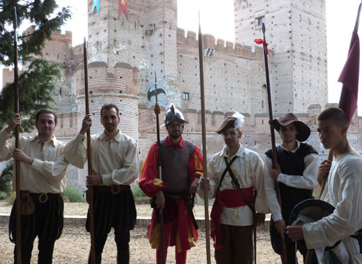 Comuneros vestidos de época rememorando la historia de los medinenses