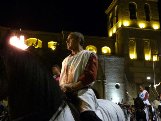 Las calles están llenas, nadie quiere perderse ese momento en el que muchos cantan un lema aprendido desde niños que reafirma su intención de sublevarse al poder establecido: "Medina entera se siente comunera". Al fondo, la parroquisa de San Miguél Arcángel de Medina del Campo 