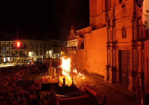 Al lado de la Colegiata se representa una pequeña obra que recuerda todo...hasta el fuego que se llevó por delante media ciudad.