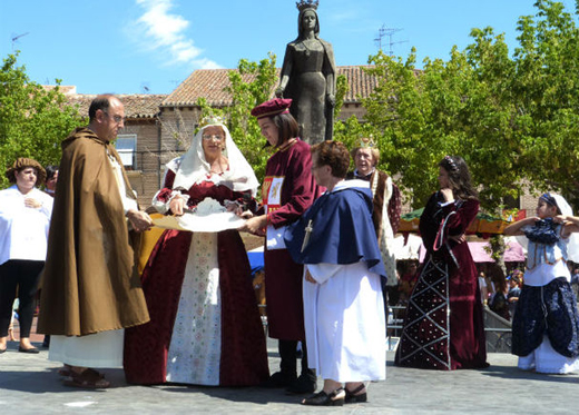 Llama la atención la cantidad de lugareños que aparecen vestidos de época durante la feria comunera. Se cambian de traje como si fuera lo más natural del mundo tener repleto el armario de faldas largas, corsés y miriñaques. En algunos desfiles hasta 3.000 personas se ponen a todo con la celebración