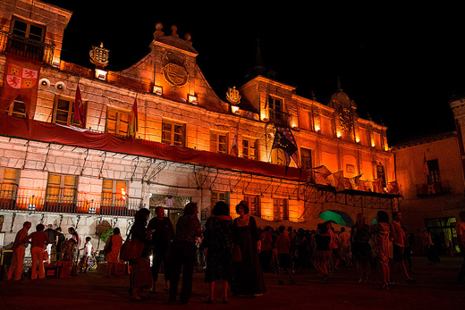 El Ayuntamiento de Medina, iluminado en rojo para rememorar el incendio de 1520 | © Javier García Blanco