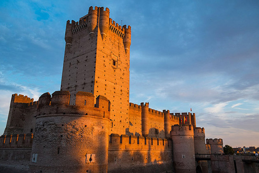 Vista del castillo, con la torre en la que estuvo preso César Borgia | © Javier García Blanco