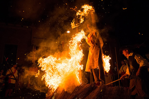 Quema de brujas durante los actos de la Semana Renacentista de Medina | © Javier García Blanco