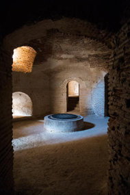Recinto subterráneo en el que se encerraba a los prisioneros durante los asedios | © Javier …