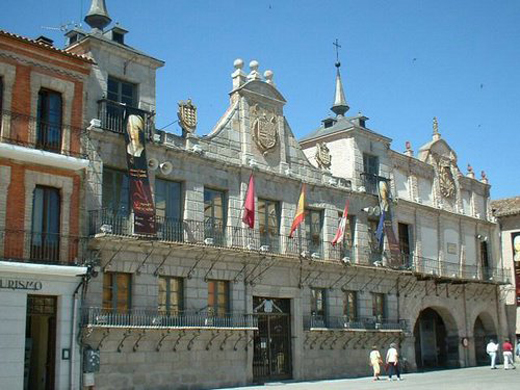 De Izquierda a derecha, fachadas de: Oficina de Turismo, Ayuntamiento, Casa de los Arcos o del Cabildo y Palacio Real Testamentario de Medina del Campo