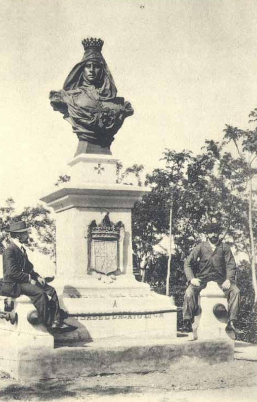 Monumento erigido a la gran Reina en los jardines del Hospital de Simón Ruiz, obra del escultor D. Aurelio Carretero, y que muy recientemente ha sido instalado en la Plaza Mayor. (actualmente, año 2013, está ubicado dicho monumento en el Centro cultural Integrado de Isabel la Católica