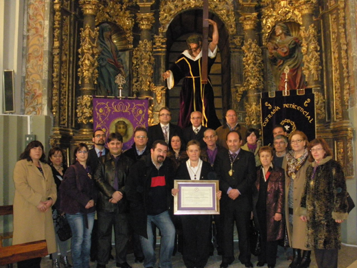 Retablo izquierdo de la capilla de Nuestra Señora de las Angustias. En el centro la imágen de Nuestro Padre Jesús Nazareno, izquierda La Magadalena y derecha San Juan. Miembros de la cofradía penitencial Nuestro Padre Jesús Nazareno de Medina del Campo.