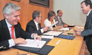 Manuel Palomar, Marcos Sacristán, Teresa López y José Manuel Palomero firman el convenio en el Museo de las Ferias de Medina del Campo junto a Antonio Sánchez del Barrio (de pie). / F. J.