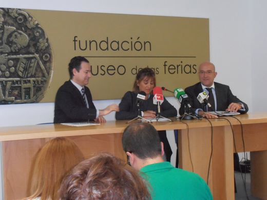 D. Antonio Sánchez del Barrio, Director del Museo de las Ferias, Dª.Teresa López Martín, alcaldesa de Medina del Campo y Presidenta de la Fundación Museo de las Ferias y D. Julio Carnero García, Presidente de la Diputación Provincial de Valladolid en la presentación del Convenio de Colaboración entre la Diputación de Valladolid y la Fundación Museo de las Ferias, para la realización del ciclo expositivo "La Pieza Mes".