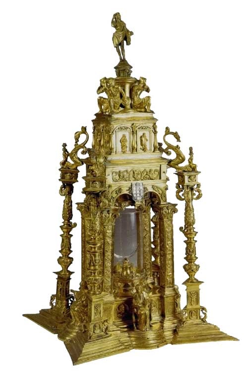 Cristóbal de Vergara. Hacia 1560. Plata y cobre sobredorados / 89 X 44 X 39 cm 
Colegiata de San Antolín. Medina del Campo. Inscripción: “ESTA CUSTODIA MANDARON DORARLA JUSTICIA Y REGIDORES DE LA VILLA DE MEDINA DEL CAMPO SIENDO CORREGIDOR EL ILUSTRE DON PEDRO DE BIBERO. AÑO 1562"