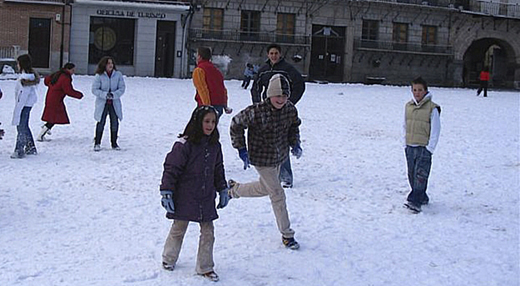 Niños jugando con la nieve en la Plaza Mayor de la Hispanidad de Medina del Campo