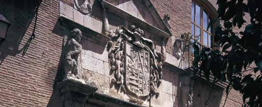 Palacio de Dueñas de Medina del Campo. Los escudos de la portada son los del doctor Beltrán
