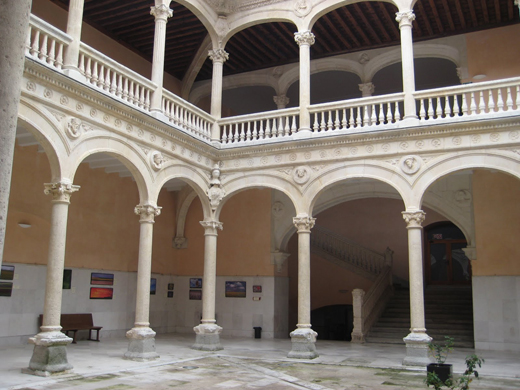Patio interior del palacio de Dueñas de Medina del Campo Patio interior del palacio de Dueñas de Medina del Campo
