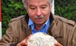 Emiliano Allende posa con un balón. / FRAN JIMÉNEZ