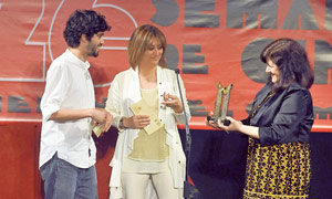 Josecho Linares con Teresa López, alcaldesa de Medina, y Teresa Rebollo, concejala / F. Jiménez
