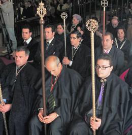 Los presidentes de todas las cofradías de Medina del Campo, en un acto de la reciente Semana Santa. :: Fran Jiménez