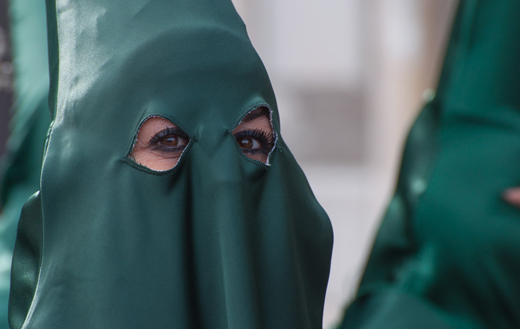 Bajo muchos capirotes de la procesión se podían ver ojos de mujer. Las cofradías de Medina del Campo han estado siempre abiertas a la presencia femenina | C.Jorda