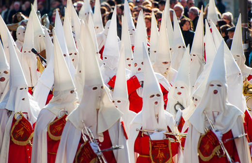 Los capirotes son, desde el punto de vista visual, uno de los grandes protagonistas de las procesiones | C.Jordá