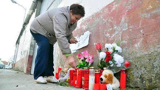 Una vecina deposita flores en el lugar de los hechos. / F. J.