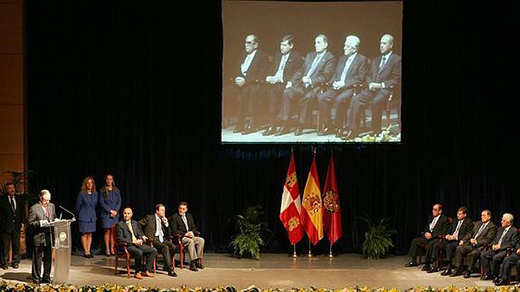 El periodista José María Íñigo condujo la gala del Día de la Provincia de 2004, año en el que la Diputación concedió la Medalla de Oro a los cinco expresidentes de la institución en democracia. / El Norte