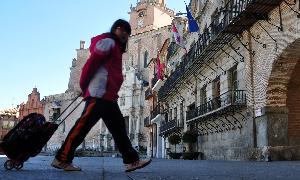 Una joven pasea por la Plaza Mayor de Medina del Campo. / FRAN JIMÉNEZ