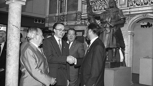 El presidente de la Diputación, Ramiro Ruiz Medrano, saluda al alcalde de Valladolid, Javier León de la Riva, a su llegada a la Feria de Muestras, en el Día de la Provincia de 1995. / El Norte
