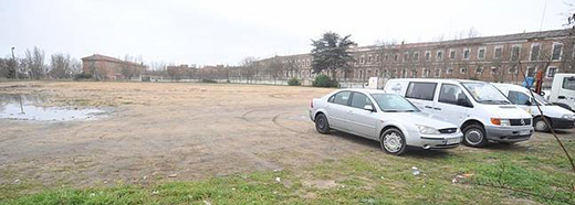 Este es el solar de la discordia, utilizado como aparcamiento disuasorio en el cuartel de Marqués de la Ensenada. / FRAN JIMÉNEZ