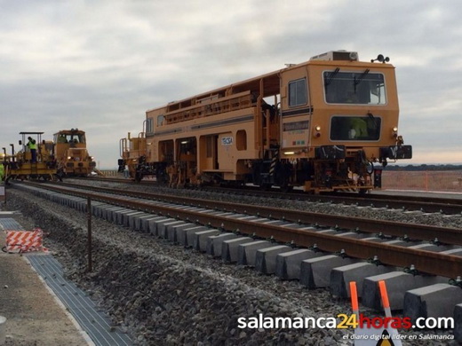 Trabajos de electrificación de la línea ferroviaria entre Medina del Campo y Salamanca