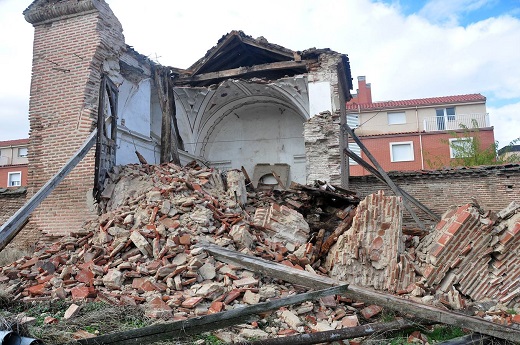 Derrumbe de la espadaña de la capilla situada en el recinto del Hospital Simón Ruiz de Medina del Campo (Valladolid)