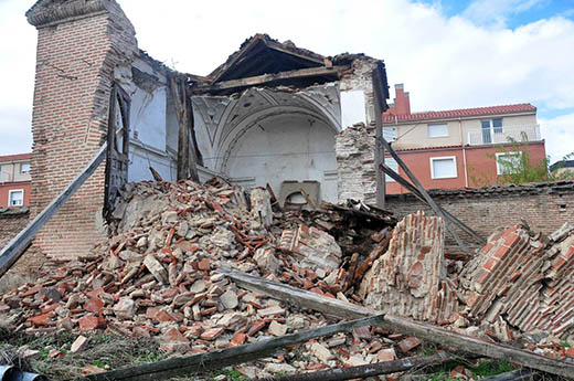 Ermita funeraria derrumbada del hospital Simón Ruiz de Medina del Campo. / FRAN JIMÉNEZ