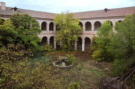 Patio interior del hospital Simón Ruiz de Medina del Campo. / FRAN JIMÉNEZ