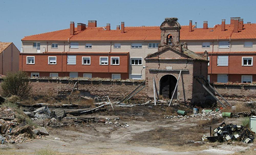 Ermita funeraria derrumbada del hospital Simón Ruiz de Medina del Campo. / FRAN JIMÉNEZ