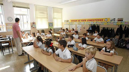 Alumnos atienden las explicaciones lor profesor, el primer día de clase. / A.Quintero/El Norte
