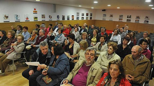 Asistentes a la conferencia que clausuraba el curso de la universidad de la experiencia en mayo. / F. J.